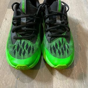 Under Armor Scamjet 7y Black and green Bérault used. Still in very good shape.